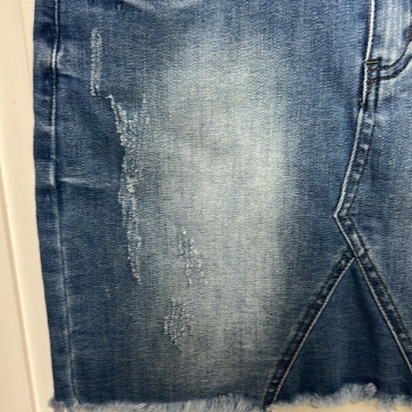 94. KanCan Distressed Jean Miniskirt Sz 5/26 frayed bottom - Picture 3 of 12